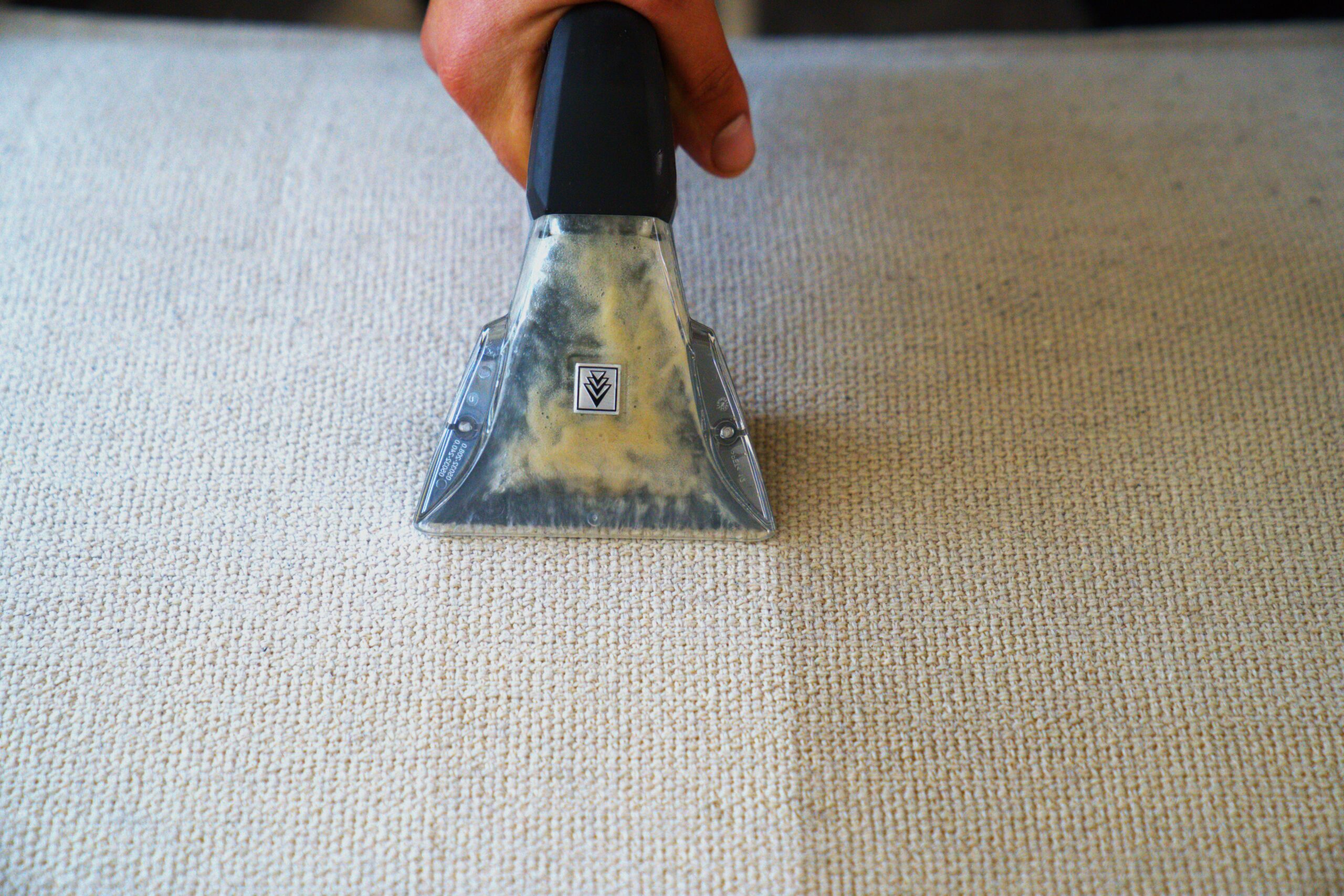 Schoon vuil grens tijdens stoelen reinigen