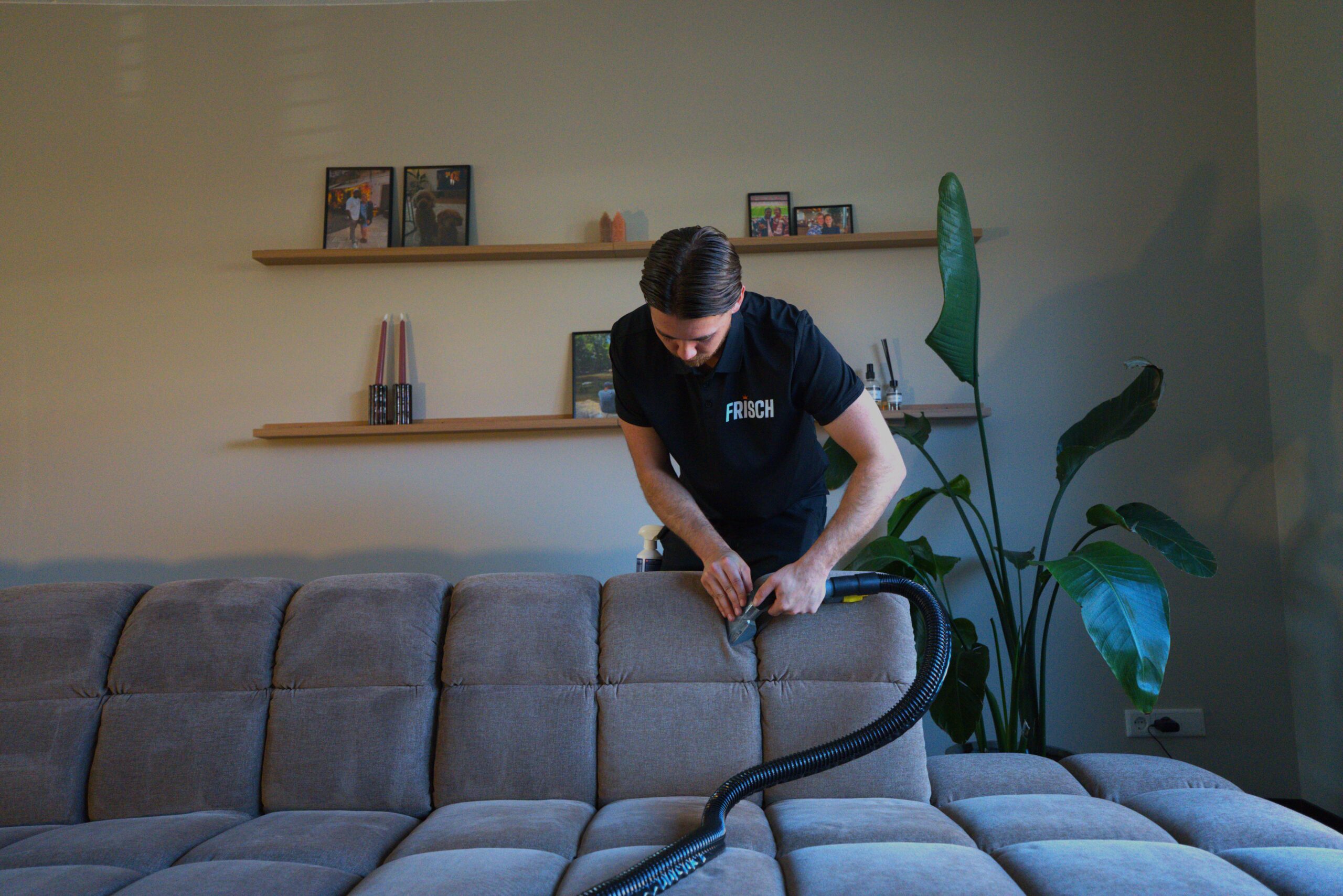 Specialist reinigt stoel op locatie