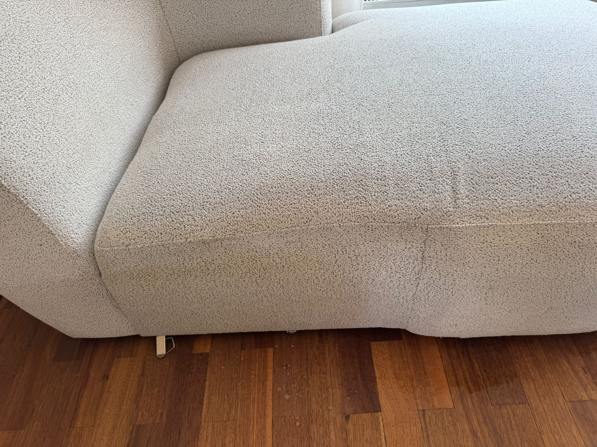 Hondenbraaksel hoekbank na behandeling